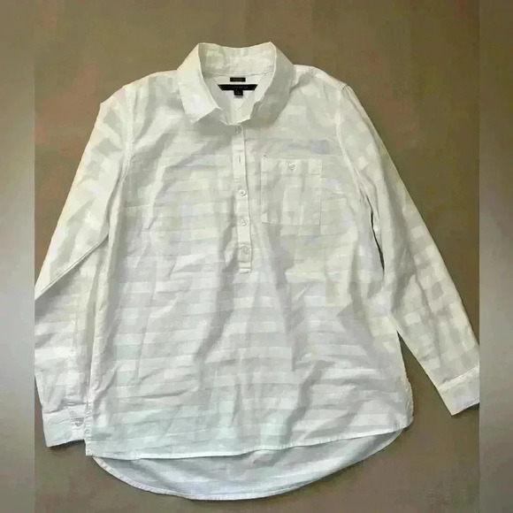 TOMMY HILFIGER BOYFRIEND FIT WHITE ON WHITE BUTTON DOWN BLOUSE SIZE MEDIUM - Picture 2 of 9